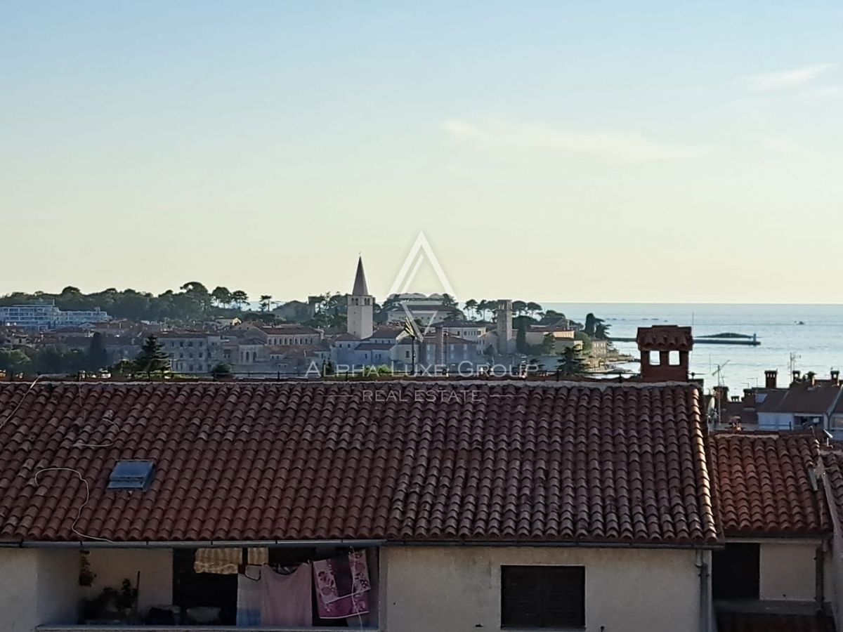 APPARTAMENTO VICINO AL CENTRO DELLA CITTÀ E ALLA SPIAGGIA CON VISTA PANORAMICA SUL MARE E SULLA CITTÀ DI PARENZO