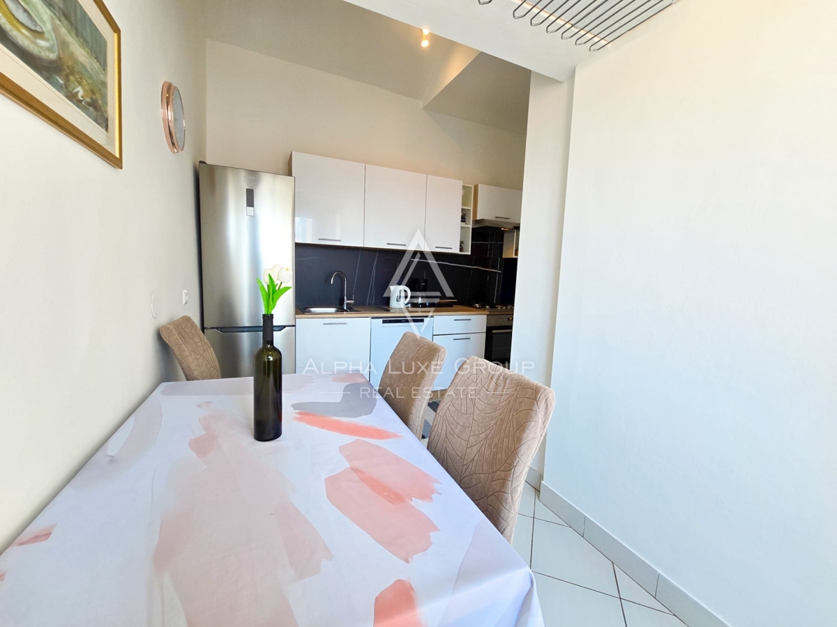 APPARTAMENTO VICINO AL CENTRO DELLA CITTÀ E ALLA SPIAGGIA CON VISTA PANORAMICA SUL MARE E SULLA CITTÀ DI PARENZO