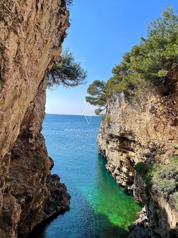 Istria, Fažana: Elegante proprietà con due ville e piscina in vendita