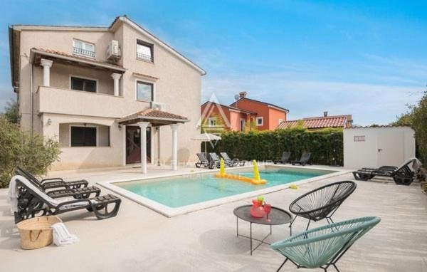 Villa moderna con piscina e vista mare a Poreč, Istria