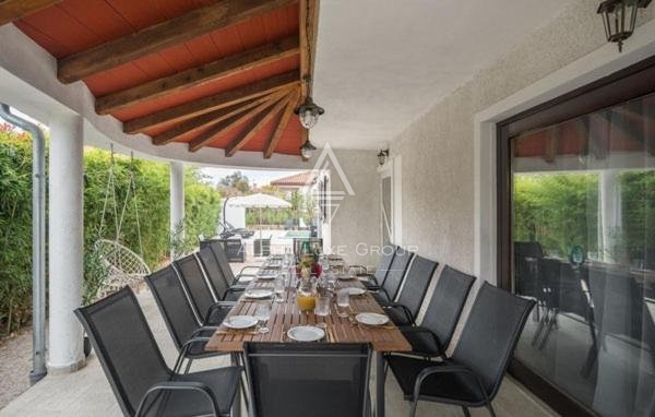 Villa moderna con piscina e vista mare a Poreč, Istria