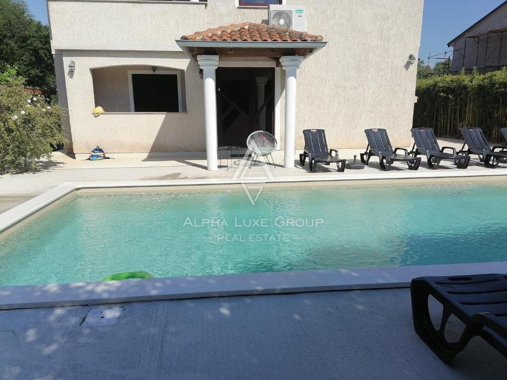 Villa moderna con piscina e vista mare a Poreč, Istria