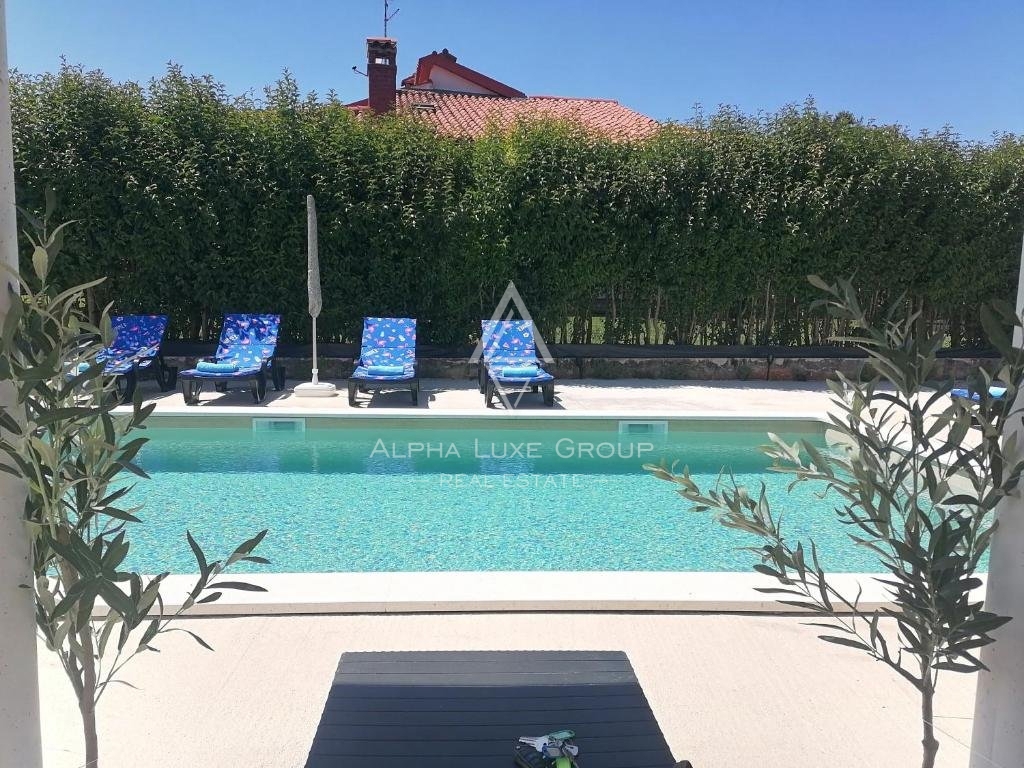 Villa moderna con piscina e vista mare a Poreč, Istria