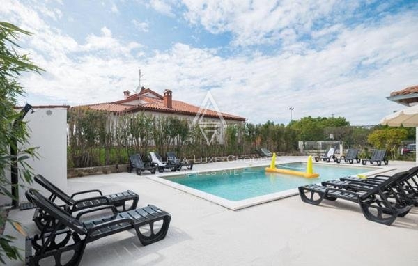 Villa moderna con piscina e vista mare a Poreč, Istria