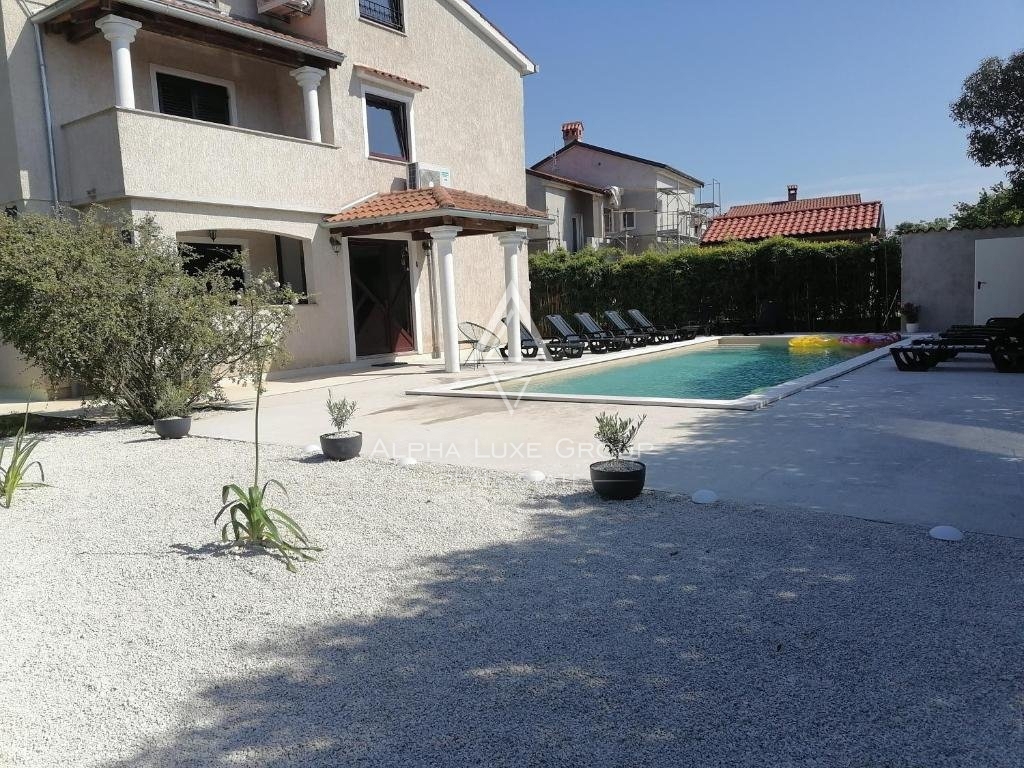 Villa moderna con piscina e vista mare a Poreč, Istria