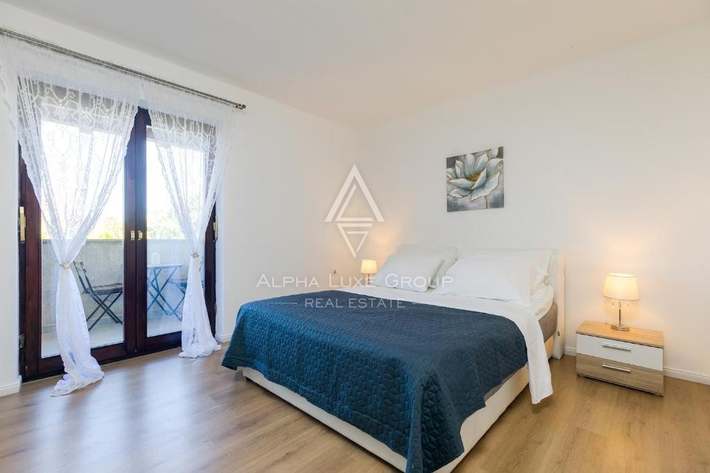 Villa moderna con piscina e vista mare a Poreč, Istria