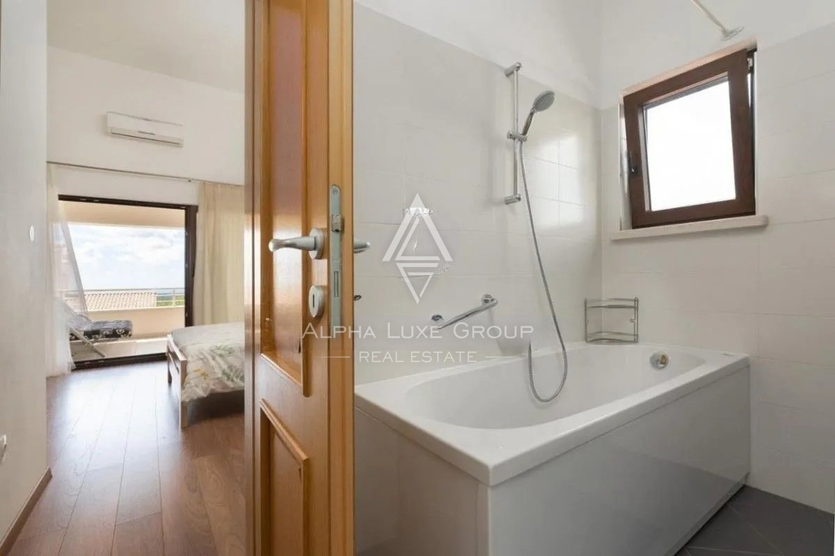 Poreč, Istria: Esclusiva villa con vista panoramica in vendita
