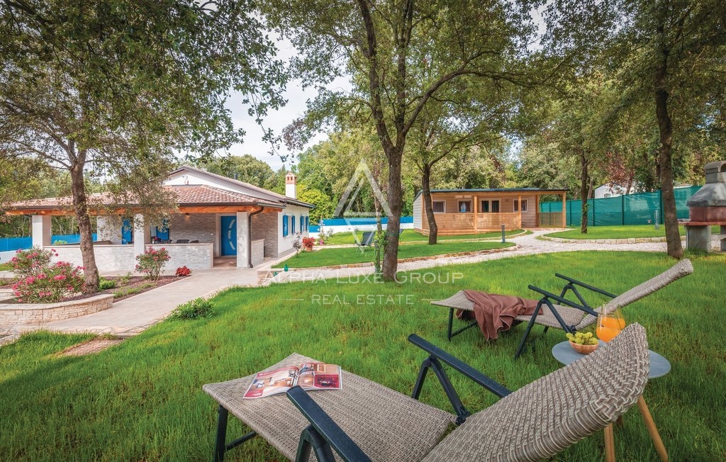 Bella casa in pietra su un ampio giardino, a 50 m dal mare, Rovigno, ISTRIA