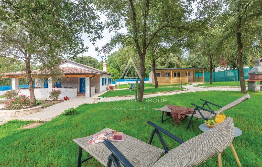 Bella casa in pietra su un ampio giardino, a 50 m dal mare, Rovigno, ISTRIA