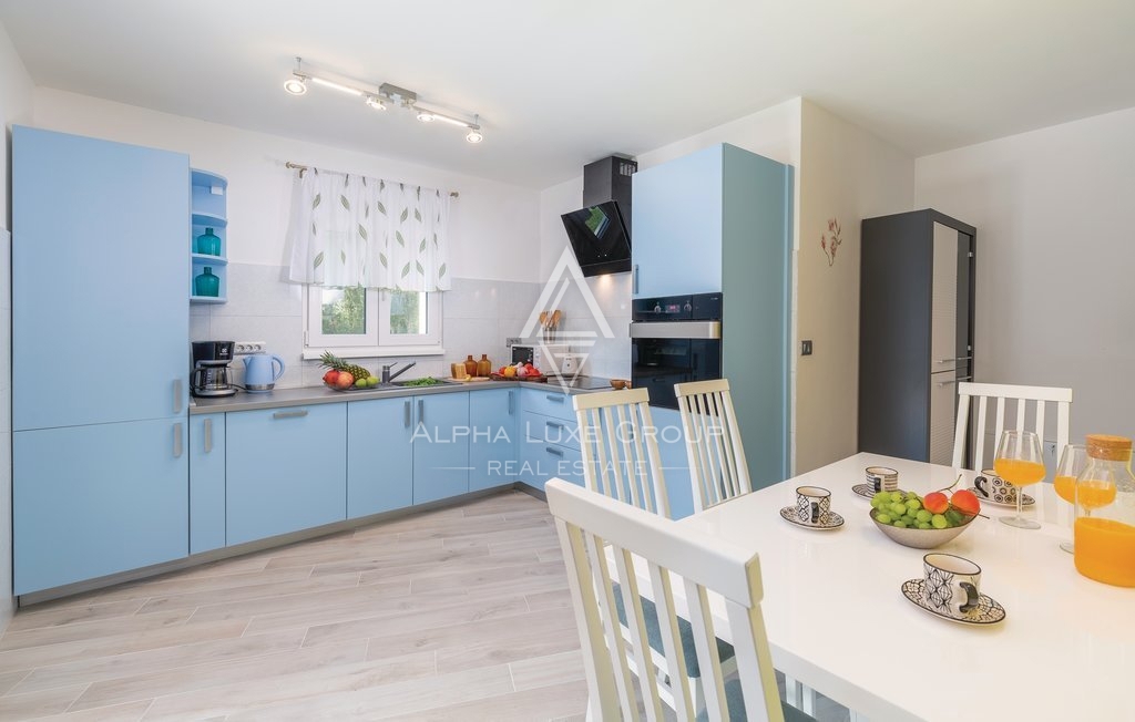 Bella casa in pietra su un ampio giardino, a 50 m dal mare, Rovigno, ISTRIA