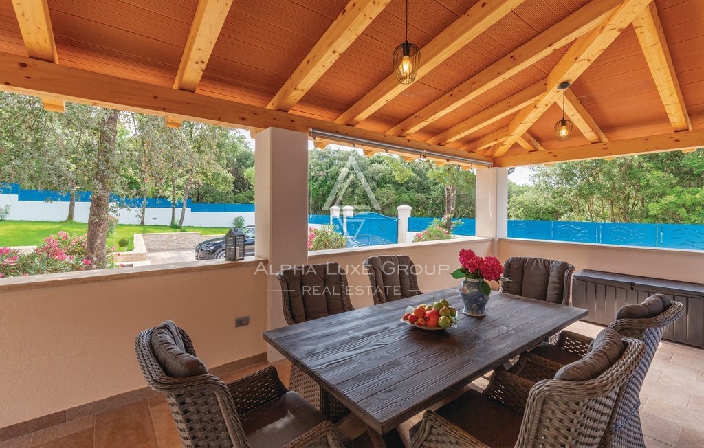 Bella casa in pietra su un ampio giardino, a 50 m dal mare, Rovigno, ISTRIA