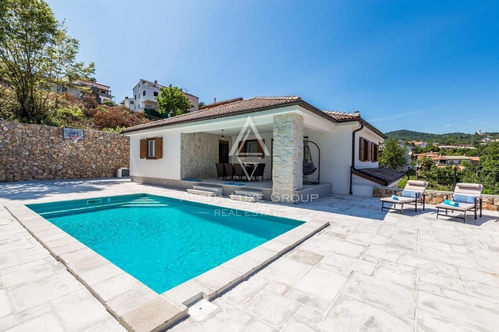 Bella casa con piscina e due appartamenti,, Opatija