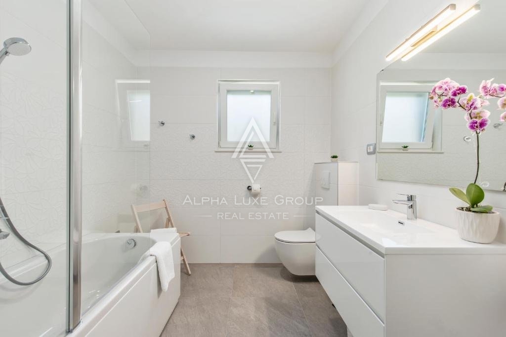 Bella casa con piscina e due appartamenti,, Opatija