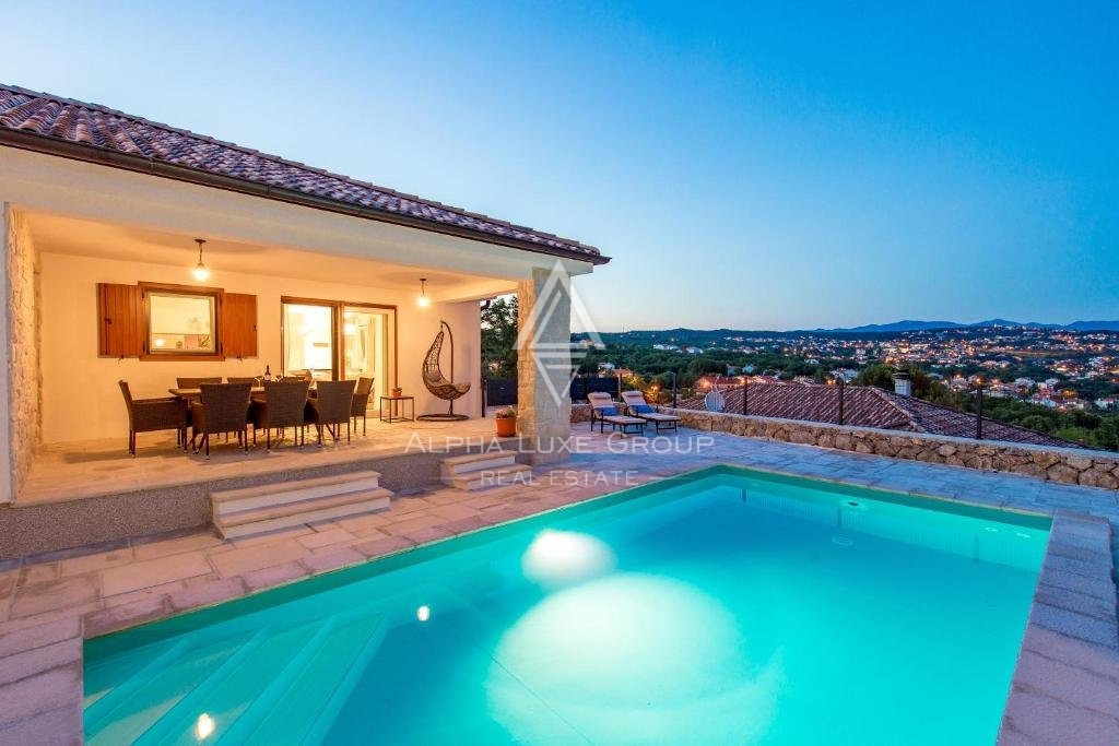 Bella casa con piscina e due appartamenti,, Opatija