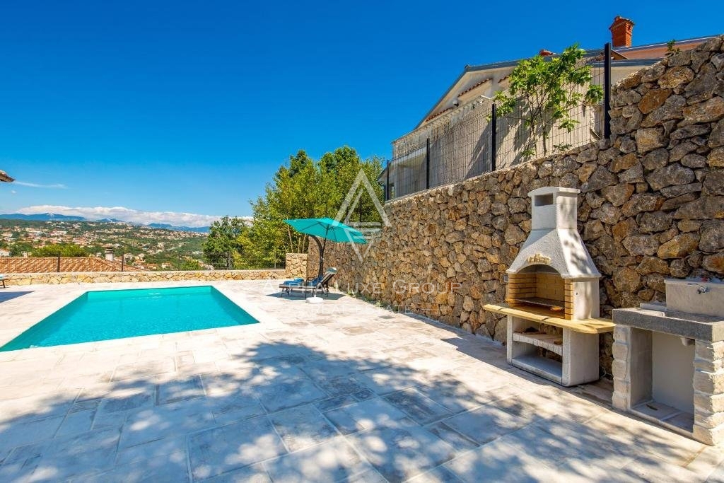Bella casa con piscina e due appartamenti,, Opatija
