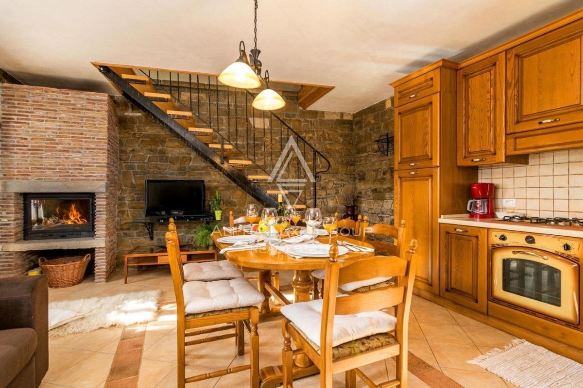 Due case in pietra d'Istria con vista sulle colline circostanti, Portole, Istria