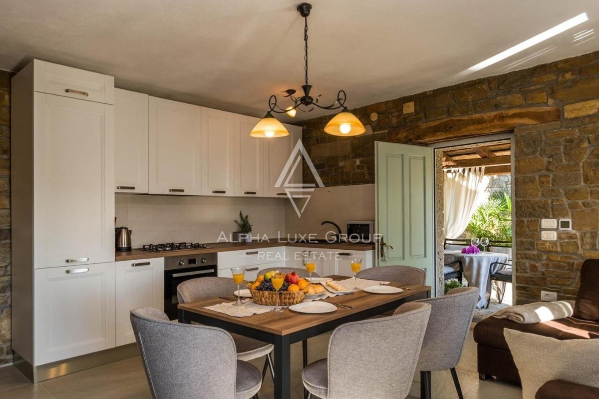 Due case in pietra d'Istria con vista sulle colline circostanti, Portole, Istria