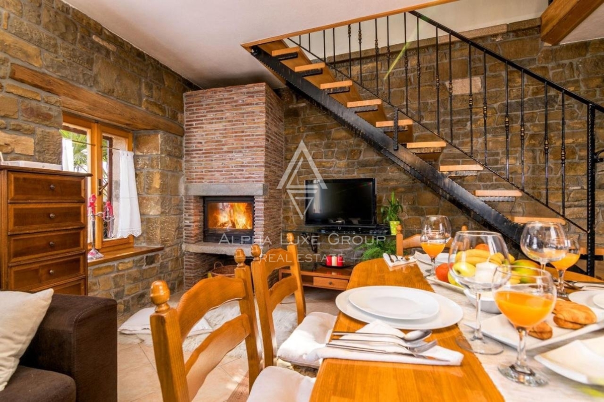 Due case in pietra d'Istria con vista sulle colline circostanti, Portole, Istria