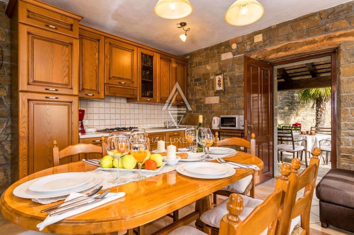 Due case in pietra d'Istria con vista sulle colline circostanti, Portole, Istria