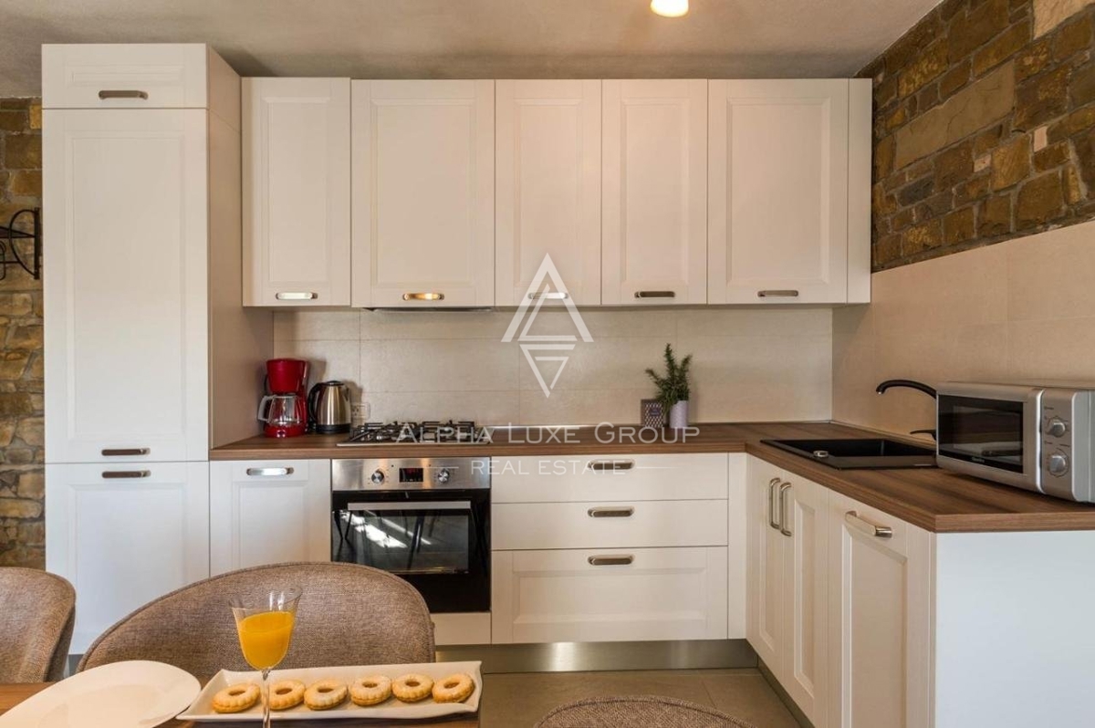 Due case in pietra d'Istria con vista sulle colline circostanti, Portole, Istria