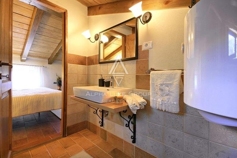 Due case in pietra d'Istria con vista sulle colline circostanti, Portole, Istria