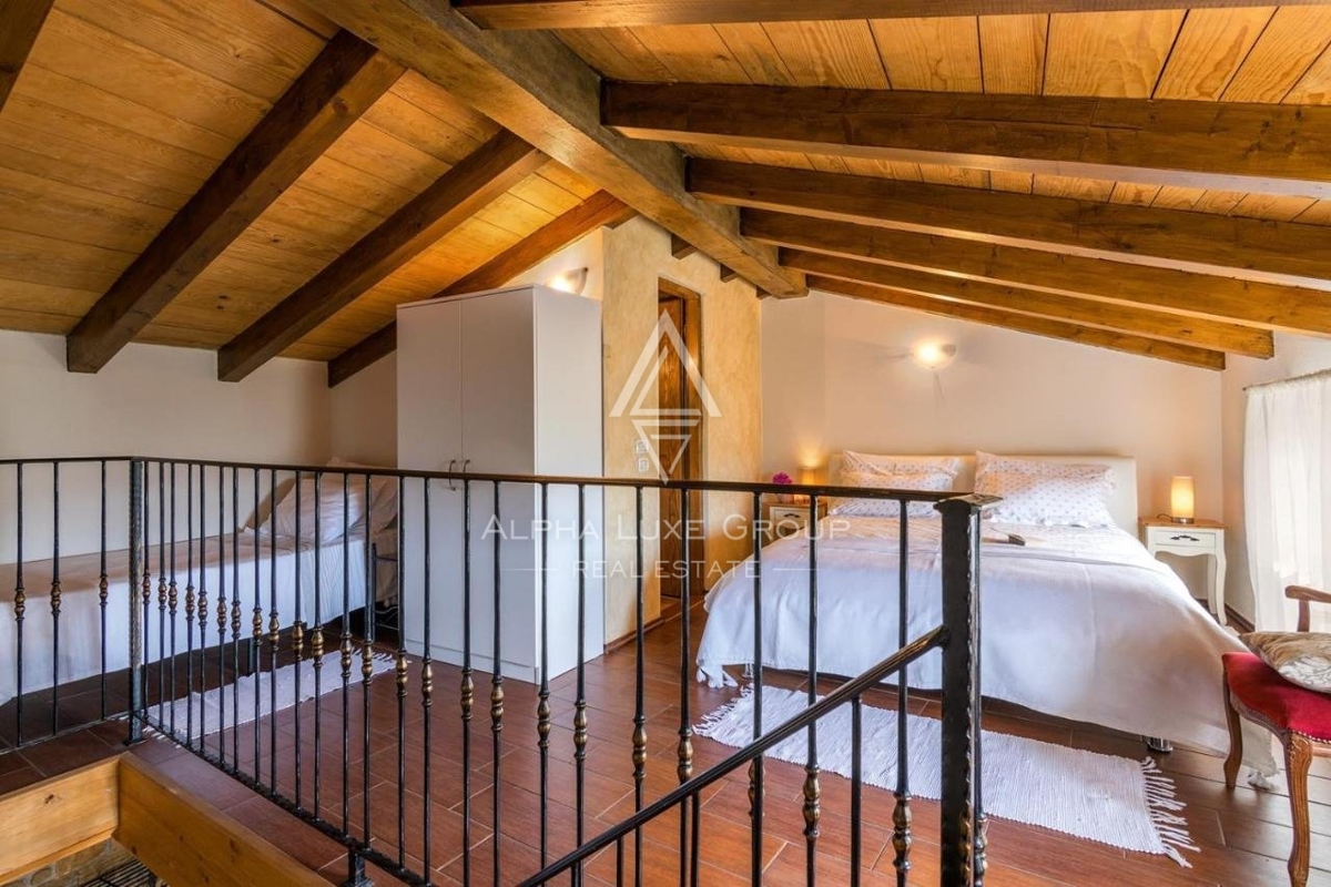 Due case in pietra d'Istria con vista sulle colline circostanti, Portole, Istria