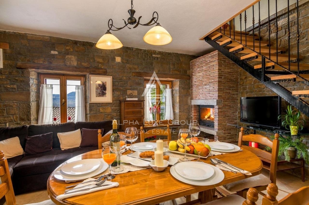 Due case in pietra d'Istria con vista sulle colline circostanti, Portole, Istria