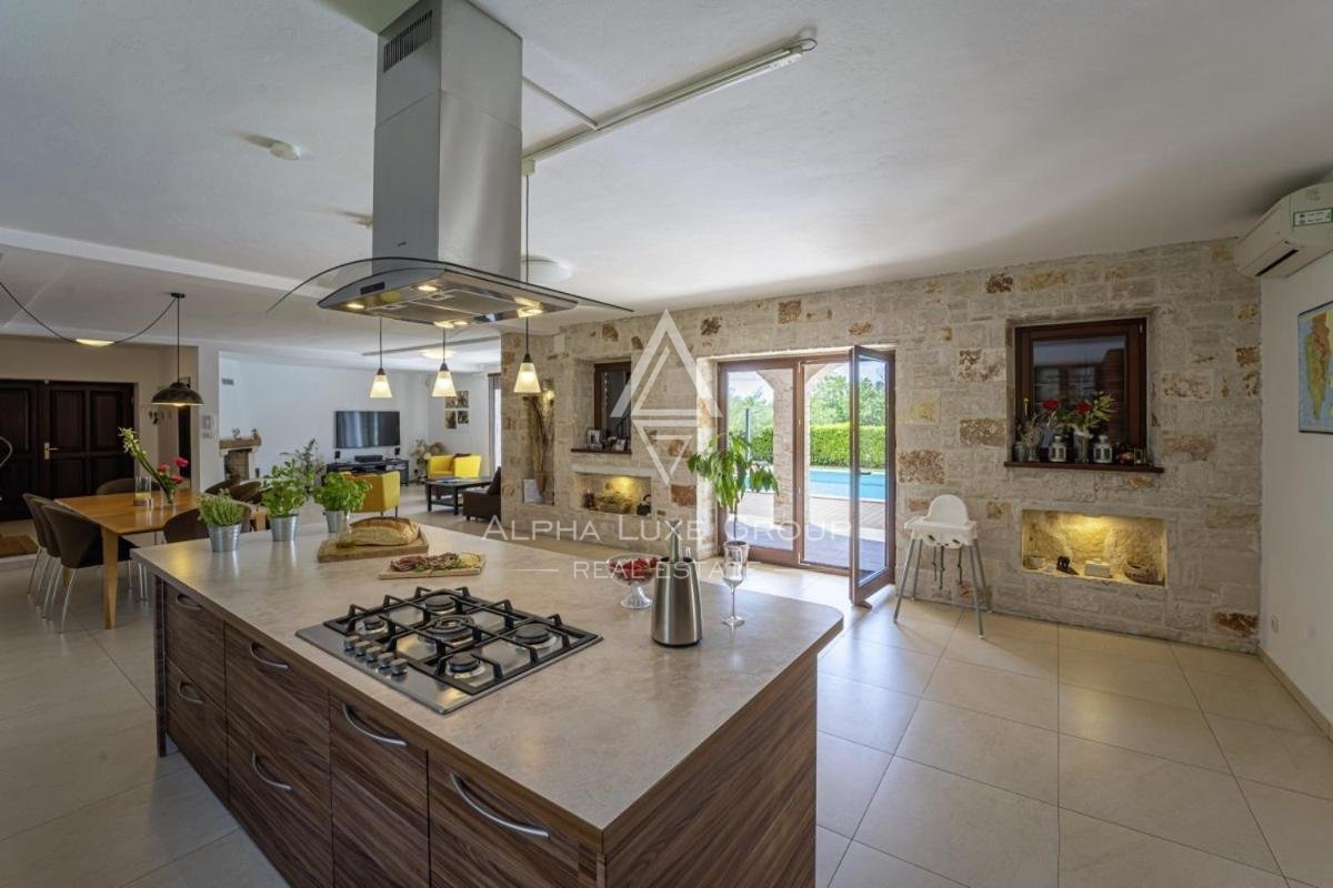 Splendida villa in pietra con piscina e vista panoramica, Istria, Parenzo