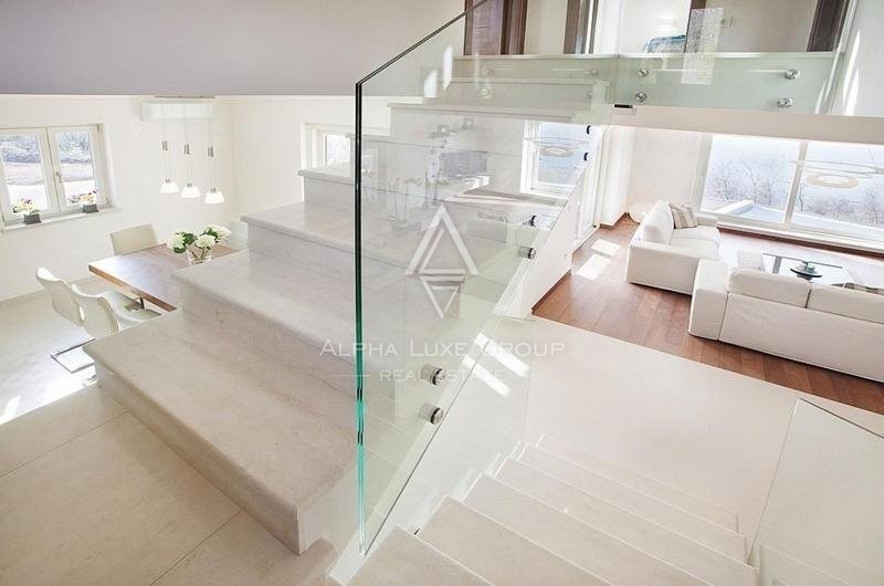 Labin Villa moderna con piscina e vista aperta