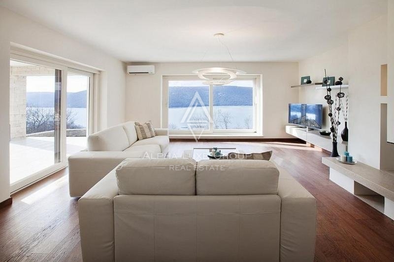 Labin Villa moderna con piscina e vista aperta