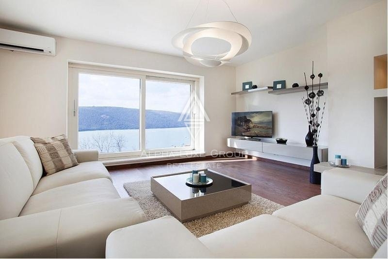Labin Villa moderna con piscina e vista aperta