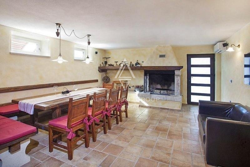 Labin Villa moderna con piscina e vista aperta
