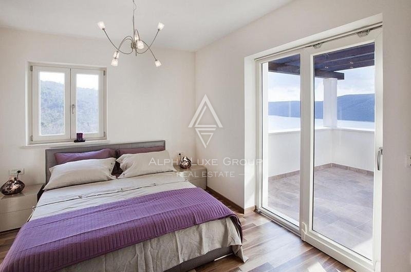 Labin Villa moderna con piscina e vista aperta