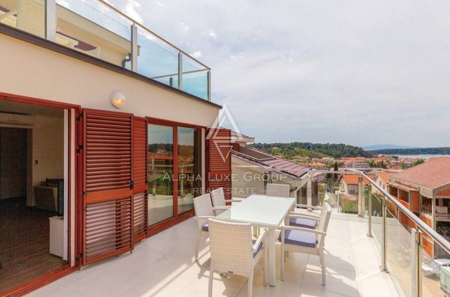 RAB, PALIT, DUE VILLE DI LUSSO CON PISCINE VICINO AL CENTRO!