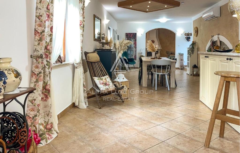 Lupoglav, Istria – Casa in pietra con piscina