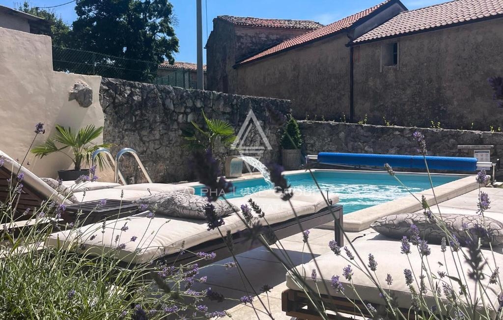 Lupoglav, Istria – Casa in pietra con piscina