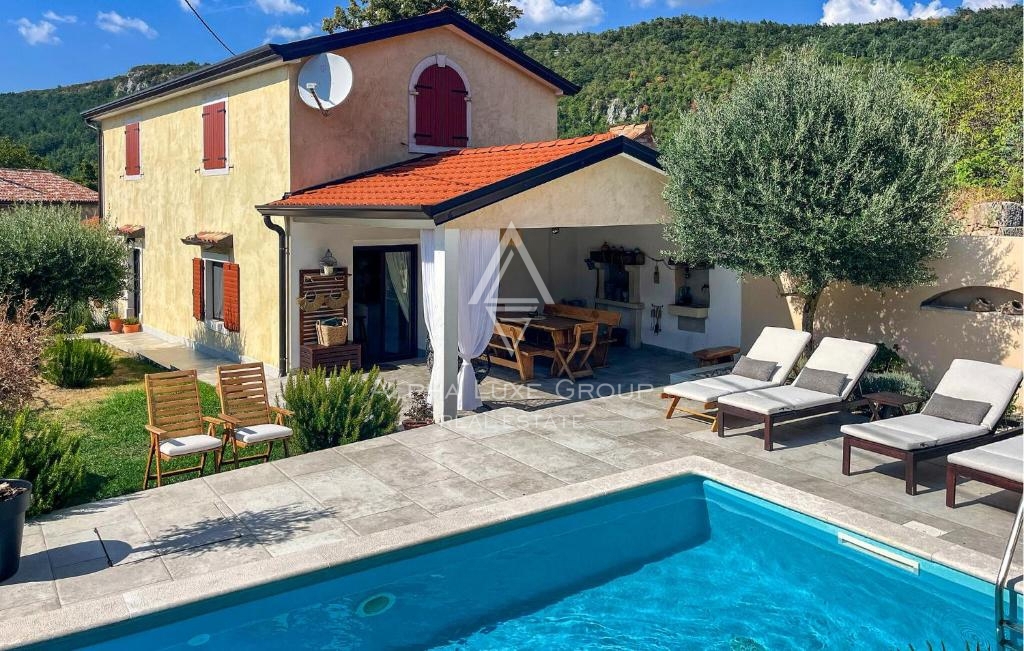 Lupoglav, Istria – Casa in pietra con piscina