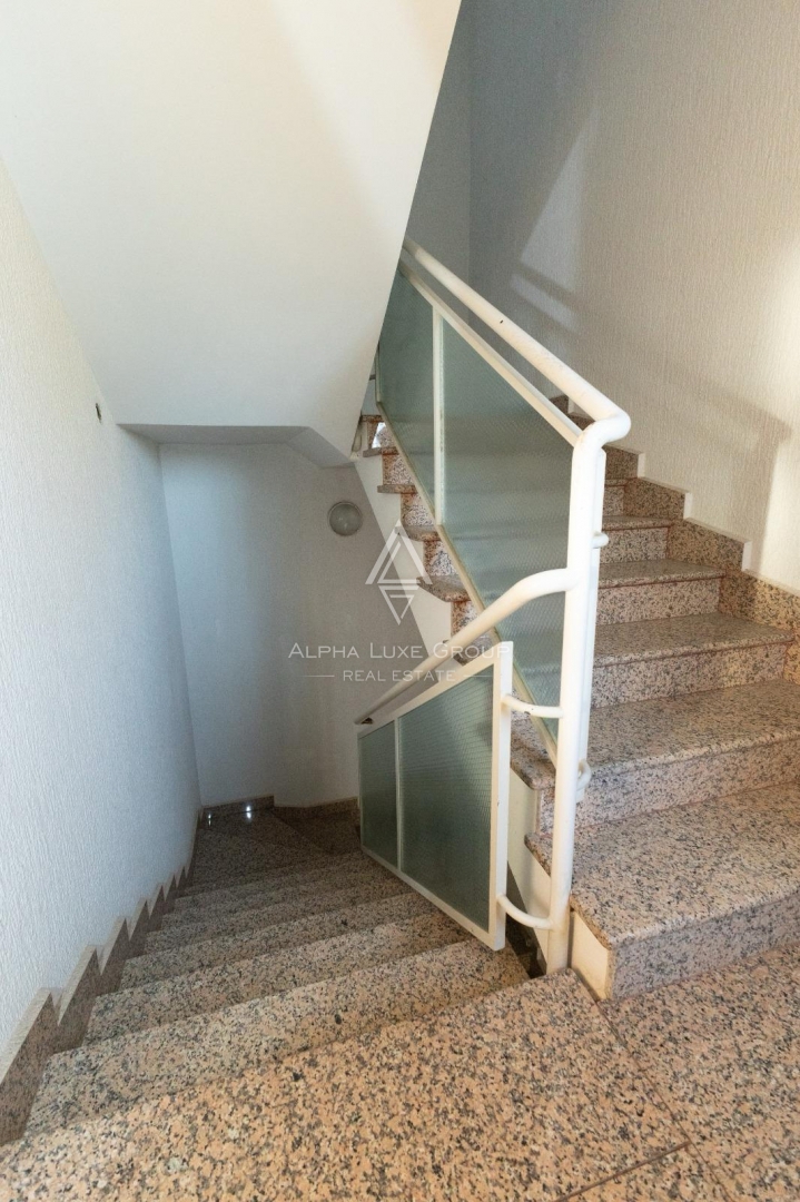 Pola, Istria: Ampio appartamento arredato in vendita