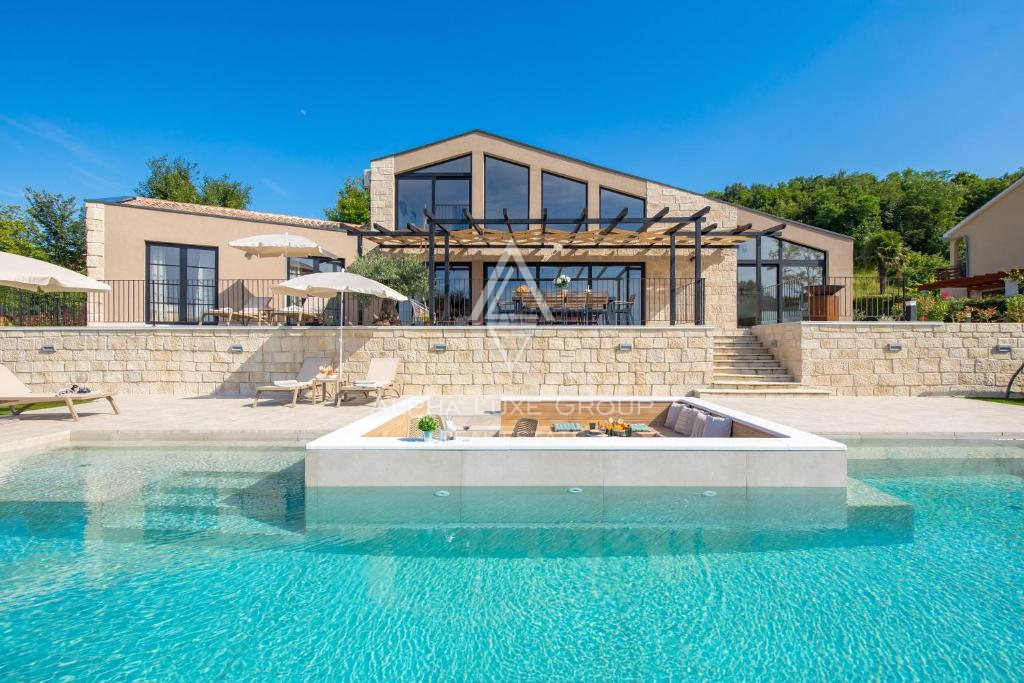 Istria, Montona: Villa di lusso con piscina e vista