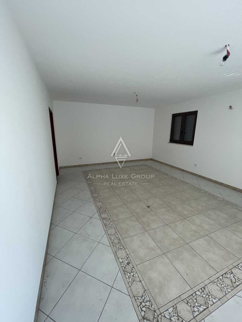 Istria, Bašanija – ampio appartamento vicino al mare