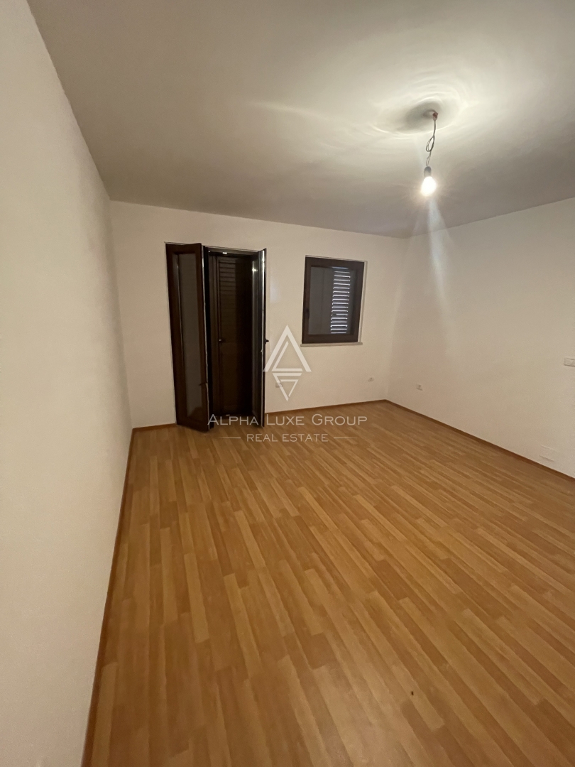 Istria, Bašanija – ampio appartamento vicino al mare