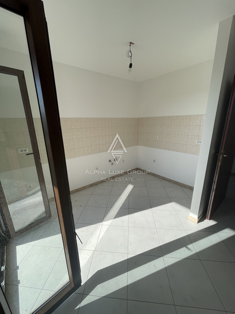 Istria, Bašanija – ampio appartamento vicino al mare