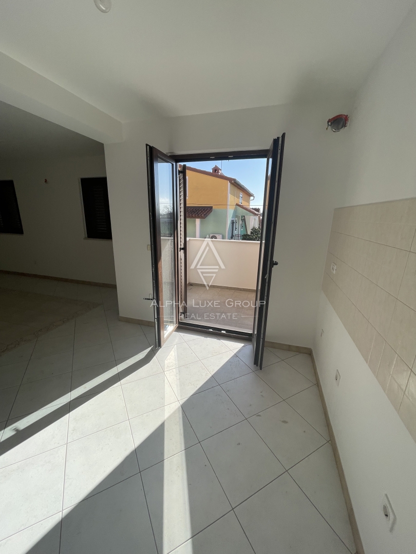 Istria, Bašanija – ampio appartamento vicino al mare