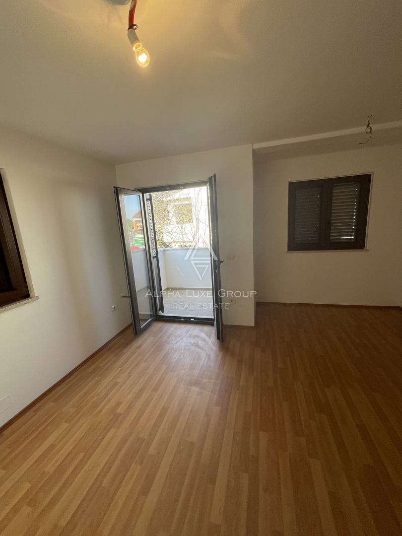 Istria, Bašanija – ampio appartamento vicino al mare