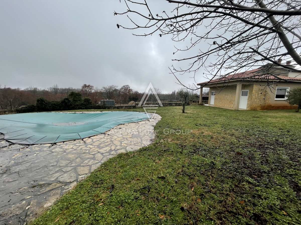 Istria, Kanfanar – Villa in pietra con piscina e giardino