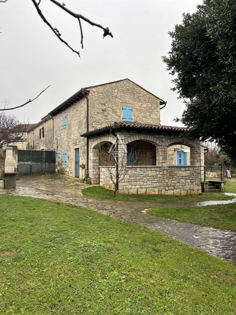 Istria, Kanfanar – Villa in pietra con piscina e giardino