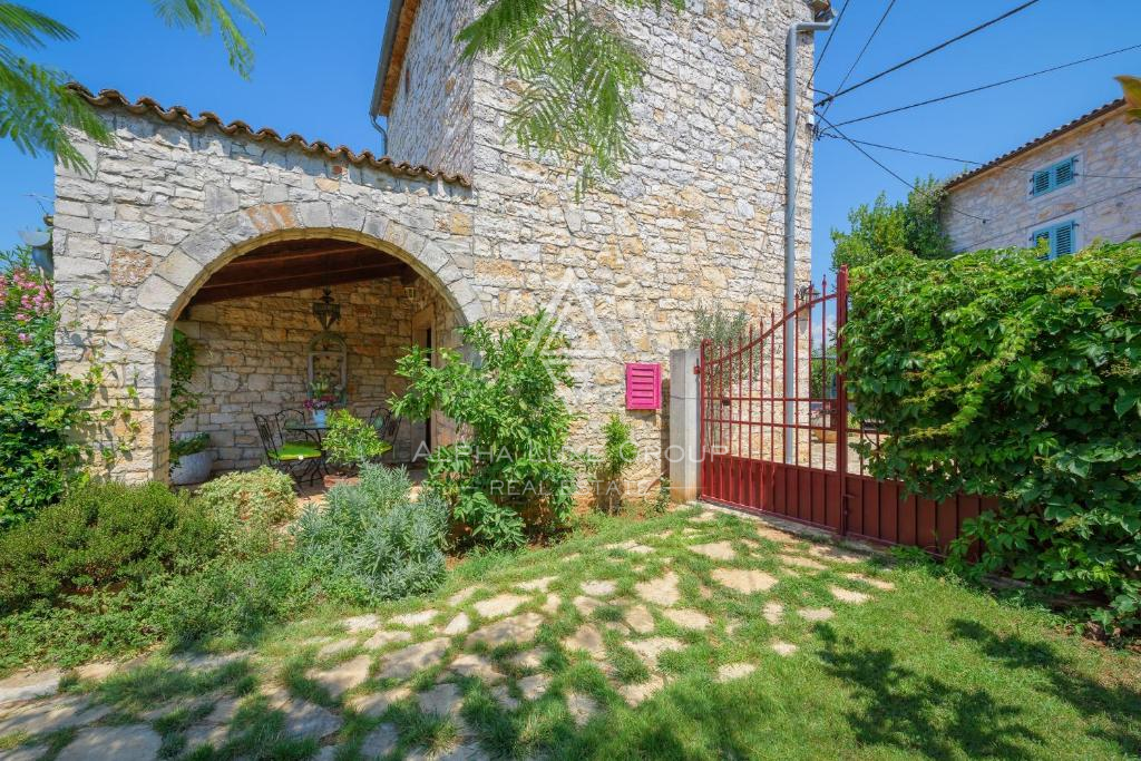Istria, Poreč – Casa in pietra ristrutturata con piscina