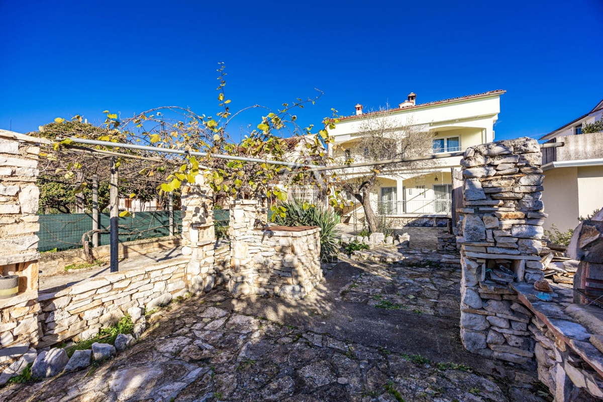 Istria, Rovigno, Appartamento spazioso con terrazza e giardino in vendita