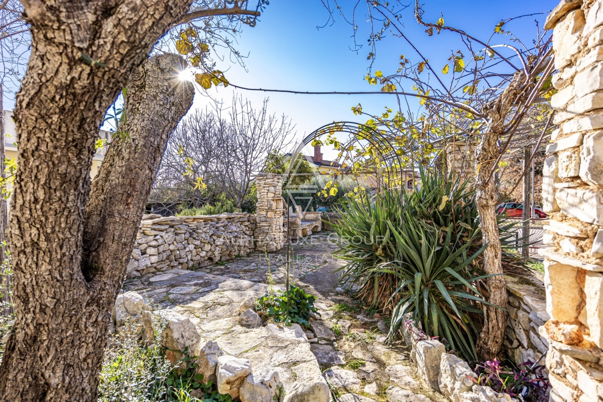 Istria, Rovigno, Appartamento spazioso con terrazza e giardino in vendita