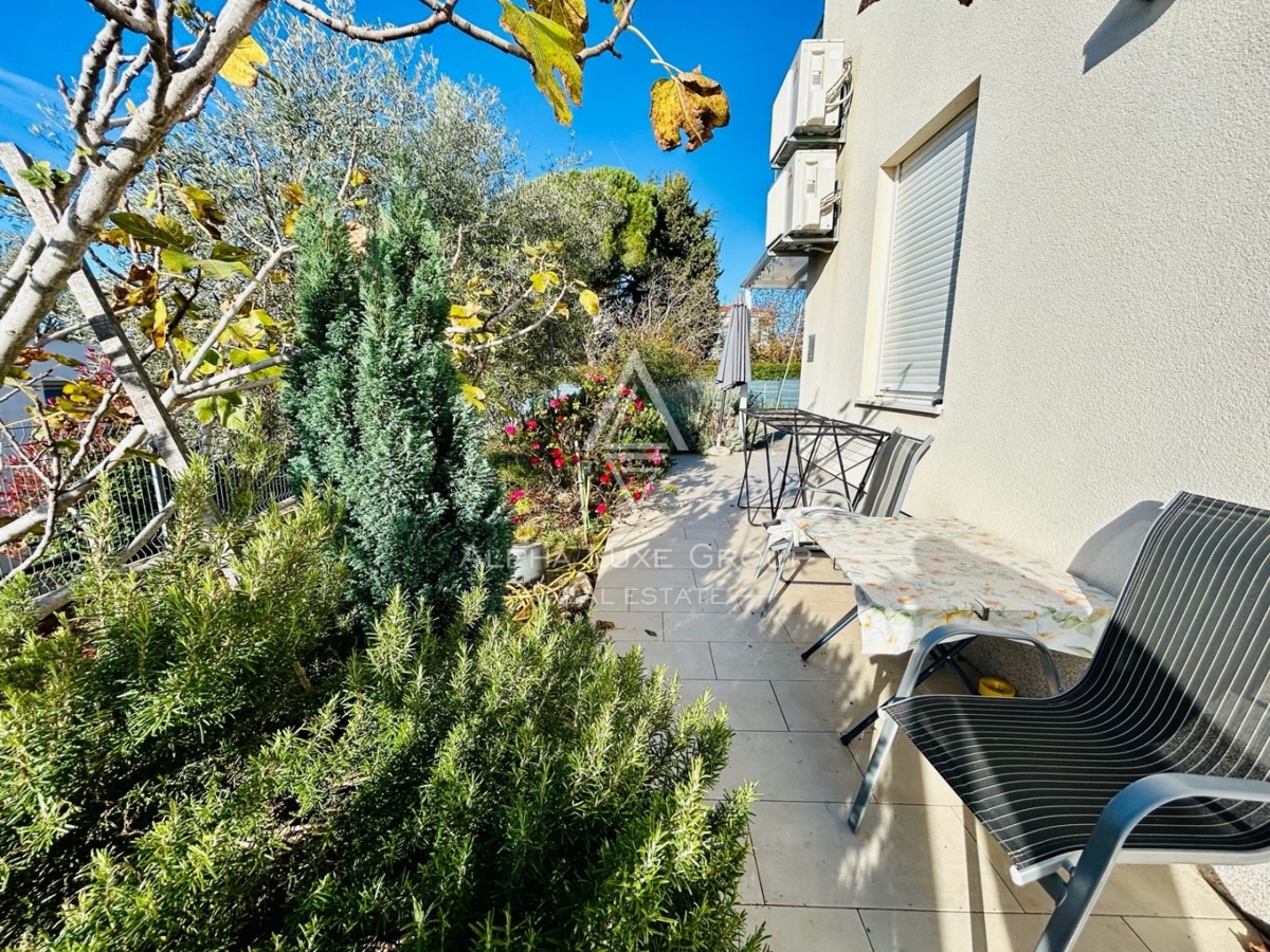 Istria, Novigrad, Appartamento al piano terra con grande giardino privato